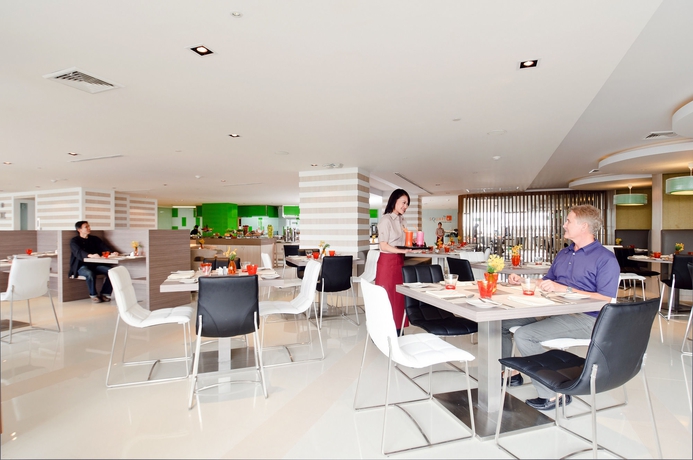 Imagen del bar/restaurante del Hotel Hilton Garden Inn Bangkok Silom. Foto 2