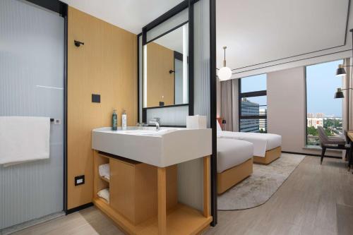 Imagen de la habitación del Hotel Hilton Garden Inn Beijing Huaxiang Tiantan Hospital. Foto 7