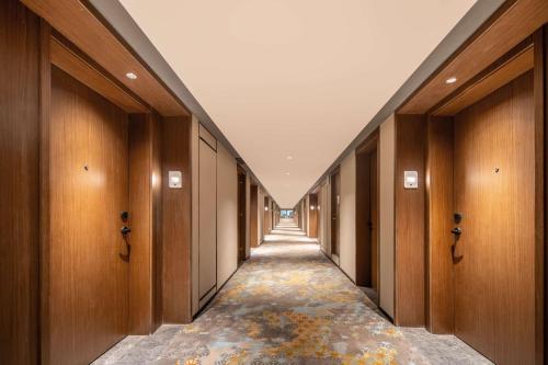 Imagen de los interiores del Hotel Hilton Garden Inn Beijing West Railway Station. Foto 10
