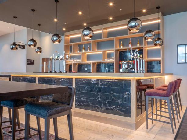 Imagen del bar/restaurante del Hotel Hilton Garden Inn Birmingham Airport. Foto 4