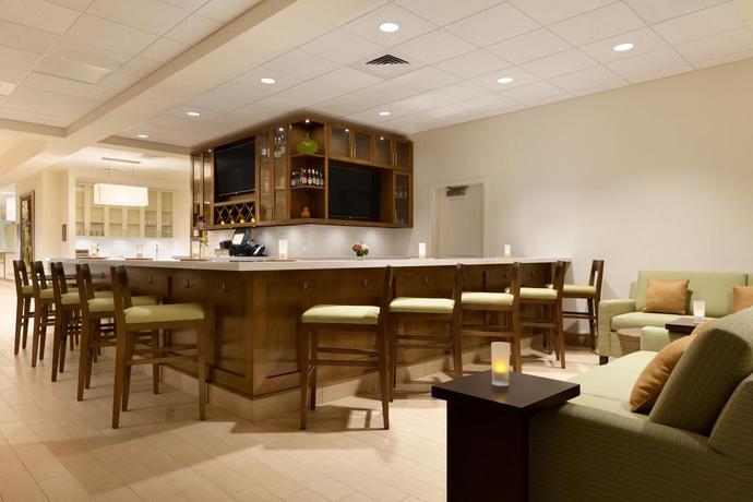 Imagen del bar/restaurante del Hotel Hilton Garden Inn Boston Logan Airport. Foto 2