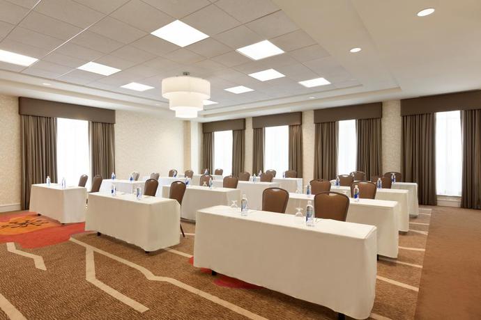 Imagen de los interiores del Hotel Hilton Garden Inn Boston Logan Airport. Foto 11