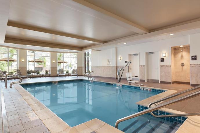 Imagen de la piscina del Hotel Hilton Garden Inn Boston Logan Airport. Foto 16