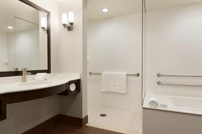 Imagen de la habitación del Hotel Hilton Garden Inn Boston Logan Airport. Foto 5