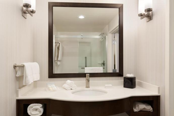 Imagen de la habitación del Hotel Hilton Garden Inn Boston Logan Airport. Foto 8