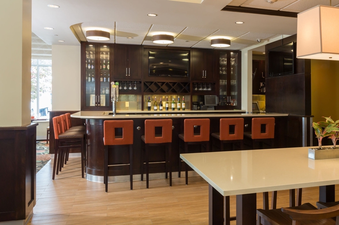 Imagen del bar/restaurante del Hotel Hilton Garden Inn Buffalo Airport. Foto 2
