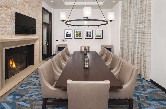 Imagen de los interiores del Hotel Hilton Garden Inn Burbank Los Angeles. Foto 17
