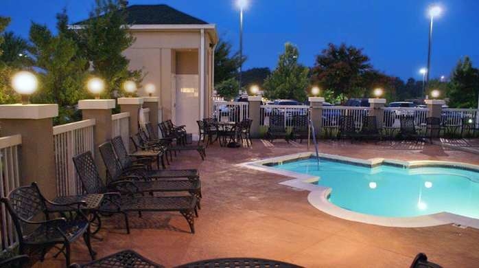 Imagen de la piscina del Hotel Hilton Garden Inn Charlotte North. Foto 6
