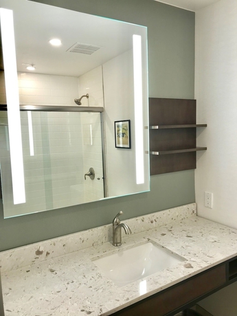 Imagen de la habitación del Hotel Hilton Garden Inn Davis Downtown. Foto 16