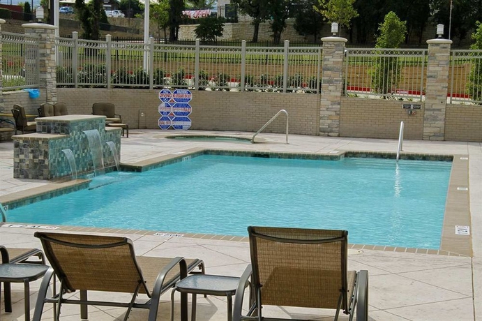 Imagen de la piscina del Hotel Hilton Garden Inn Denton. Foto 12