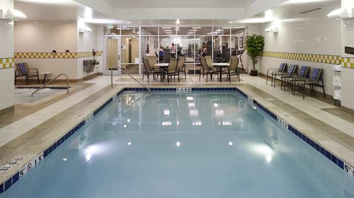 Imagen de la piscina del Hotel Hilton Garden Inn Denver Downtown. Foto 6