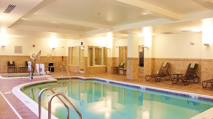 Imagen de la piscina del Hotel Hilton Garden Inn Falls Church. Foto 5