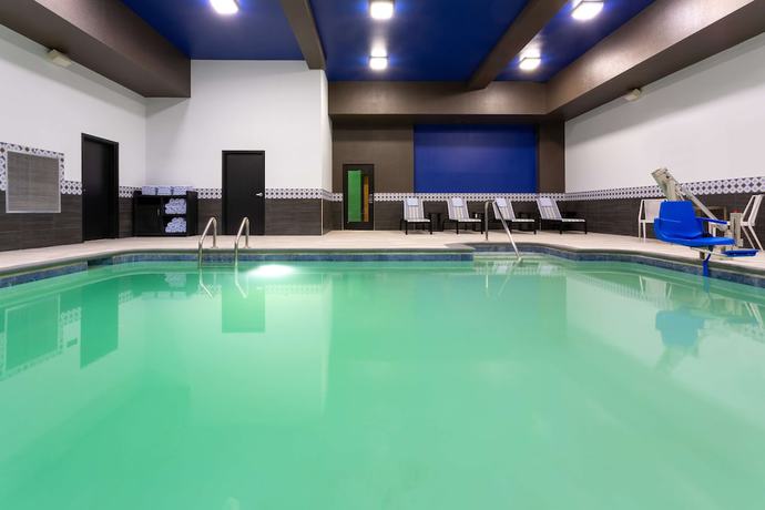 Imagen de la piscina del Hotel Hilton Garden Inn Hays. Foto 19