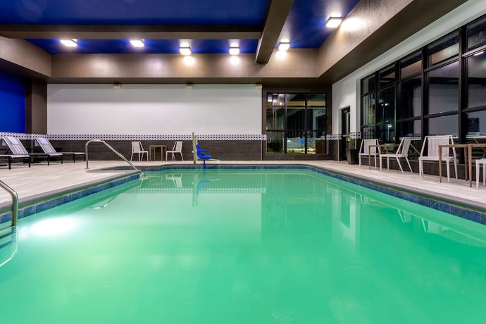 Imagen de la piscina del Hotel Hilton Garden Inn Hays. Foto 20