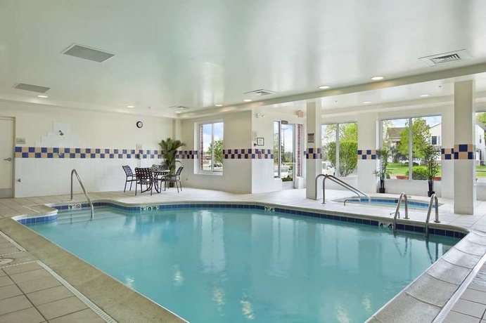 Imagen de la piscina del Hotel Hilton Garden Inn Hoffman Estates. Foto 16
