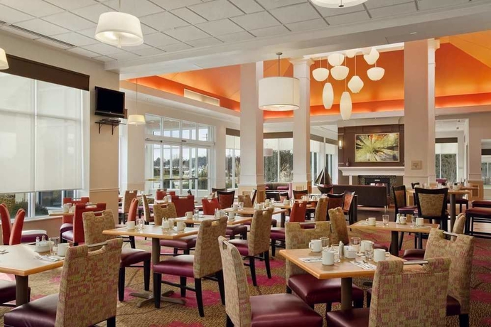 Imagen del bar/restaurante del Hotel Hilton Garden Inn Islip/macarthur Airport. Foto 2