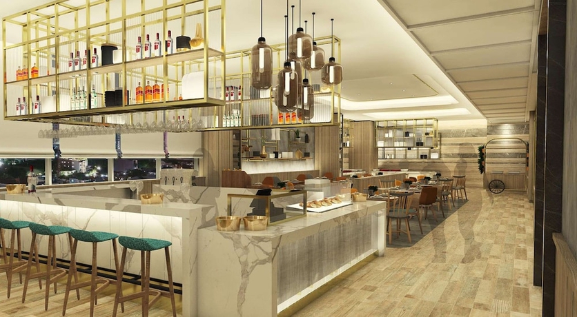 Imagen del bar/restaurante del Hotel Hilton Garden Inn Jakarta Taman Palem. Foto 3