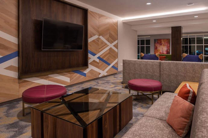Imagen de los interiores del Hotel Hilton Garden Inn Kansas City Airport. Foto 20