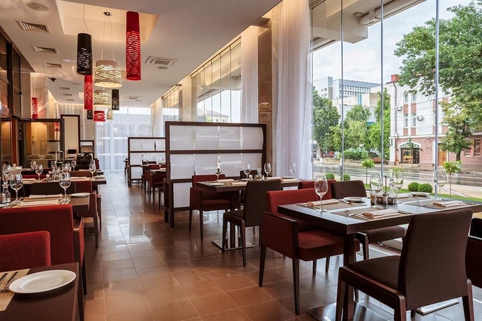 Imagen del bar/restaurante del Hotel Hilton Garden Inn Krasnodar. Foto 4