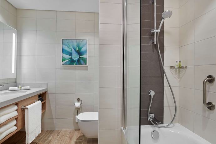 Imagen de la habitación del Hotel Hilton Garden Inn Kuwait. Foto 17