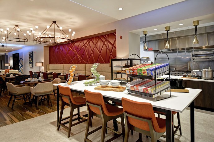 Imagen del bar/restaurante del Hotel Hilton Garden Inn Lansing West. Foto 2