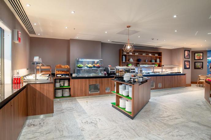 Imagen del bar/restaurante del Hotel Hilton Garden Inn London Heathrow Terminal 2 and 3. Foto 5