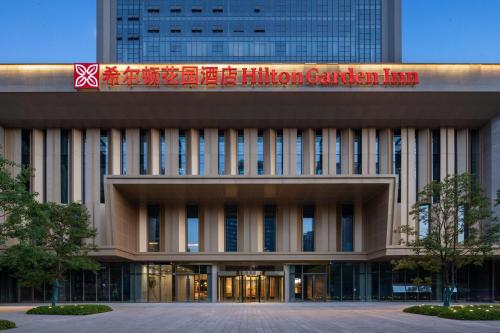 Imagen de los exteriores del Hotel Hilton Garden Inn Luoyang Kaiyuan Avenue. Foto 8