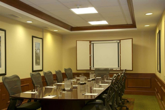 Imagen de los interiores del Hotel Hilton Garden Inn Melville. Foto 4