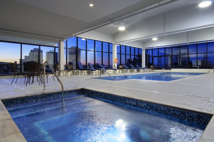 Imagen de la piscina del Hotel Hilton Garden Inn Montréal Centre-ville. Foto 14