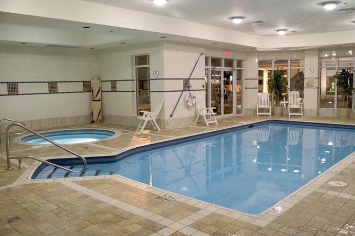 Imagen de la piscina del Hotel Hilton Garden Inn Montreal Airport. Foto 12