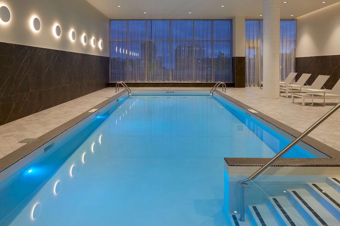 Imagen de la piscina del Hotel Hilton Garden Inn Montreal Midtown. Foto 20
