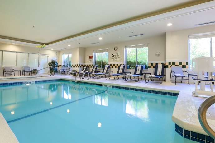 Imagen de la piscina del Hotel Hilton Garden Inn Nanuet. Foto 15