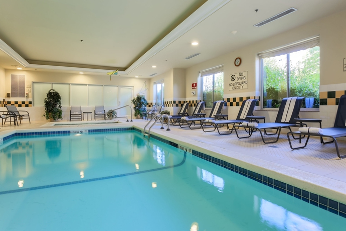 Imagen de la piscina del Hotel Hilton Garden Inn Nanuet. Foto 16