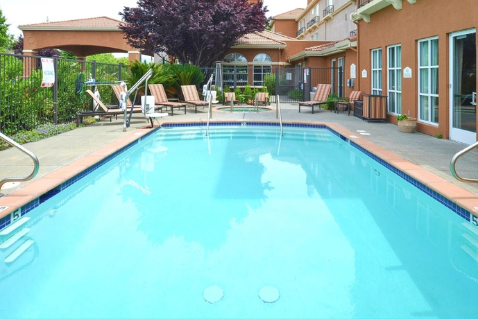Imagen de la piscina del Hotel Hilton Garden Inn Napa. Foto 16