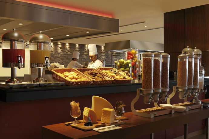 Imagen del bar/restaurante del Hotel Hilton Garden Inn New Delhi/saket. Foto 3