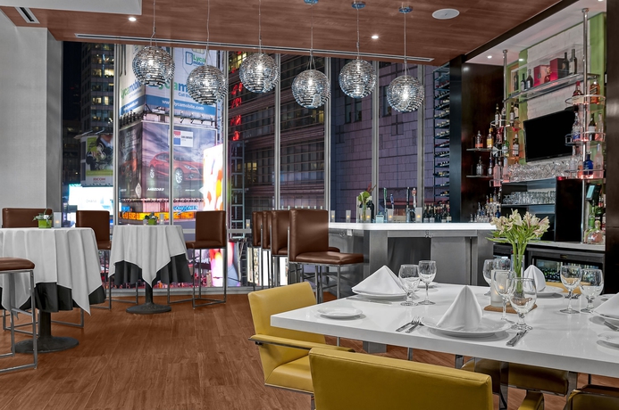 Imagen del bar/restaurante del Hotel Hilton Garden Inn New York-Times Square Central. Foto 7
