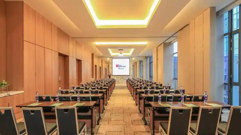 Imagen de los interiores del Hotel Hilton Garden Inn Ningbo. Foto 16