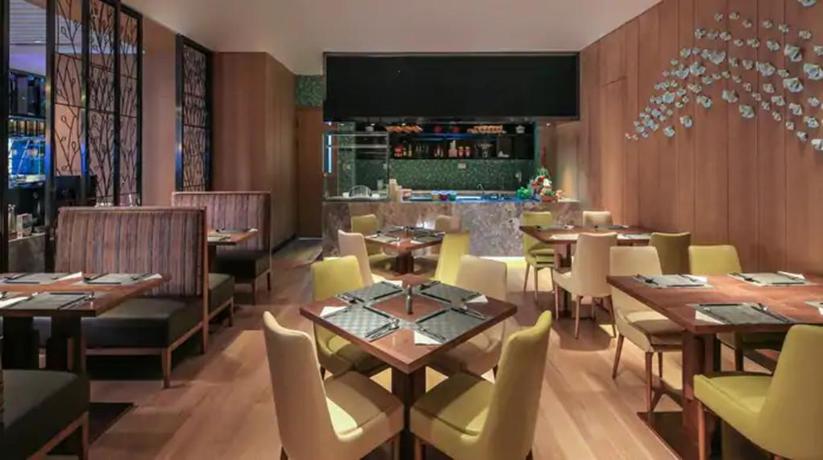 Imagen del bar/restaurante del Hotel Hilton Garden Inn Ningbo. Foto 3