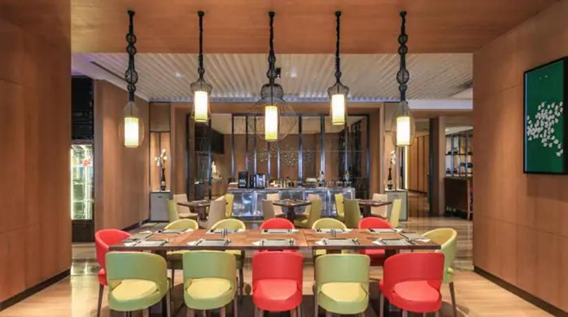 Imagen del bar/restaurante del Hotel Hilton Garden Inn Ningbo. Foto 4