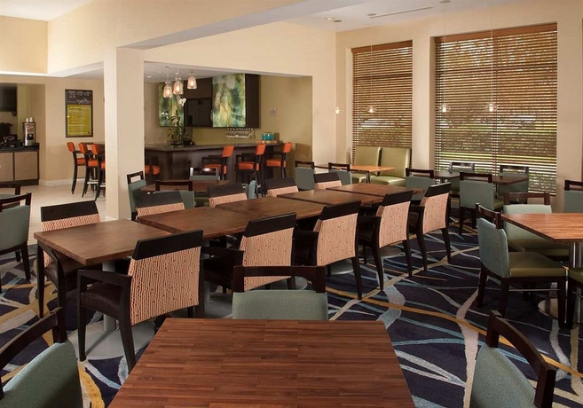 Imagen del bar/restaurante del Hotel Hilton Garden Inn Orlando Airport. Foto 4