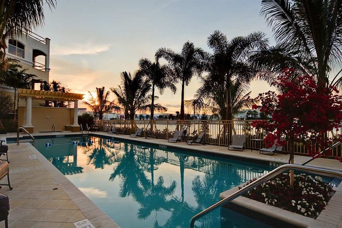 Imagen de la piscina del Hotel Hilton Garden Inn Palm Beach Gardens. Foto 13