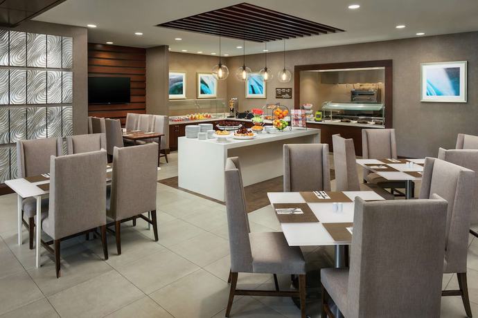 Imagen del bar/restaurante del Hotel Hilton Garden Inn Palo Alto. Foto 1