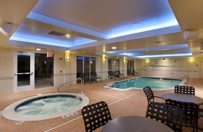 Imagen de la piscina del Hotel Hilton Garden Inn Ridgefield Park. Foto 16