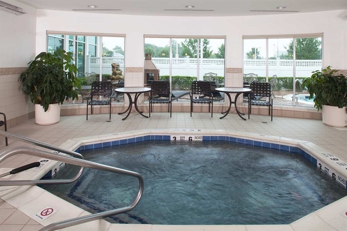 Imagen de la piscina del Hotel Hilton Garden Inn Riverhead. Foto 15