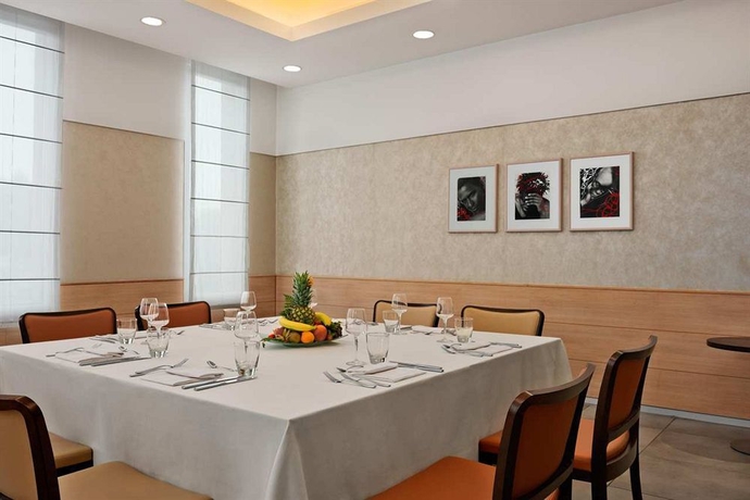 Imagen del bar/restaurante del Hotel Hilton Garden Inn Rome Airport. Foto 3