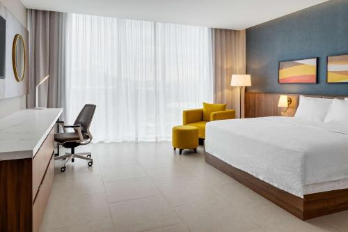 Imagen de la habitación del Hotel Hilton Garden Inn San Jose Airport City Mall. Foto 14