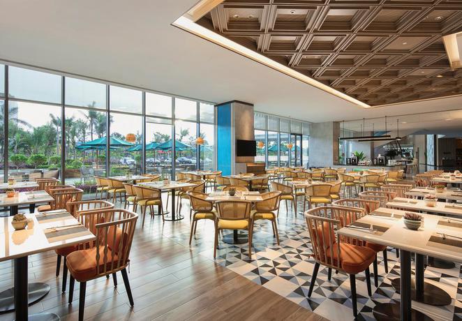 Imagen del bar/restaurante del Hotel Hilton Garden Inn Sanya China. Foto 4