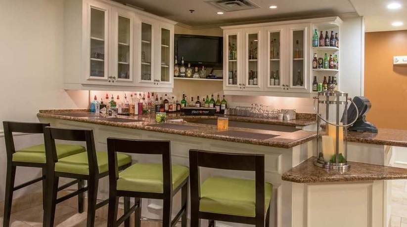 Imagen del bar/restaurante del Hotel Hilton Garden Inn Savannah Airport. Foto 1