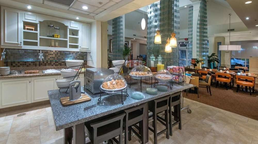 Imagen del bar/restaurante del Hotel Hilton Garden Inn Savannah Airport. Foto 2