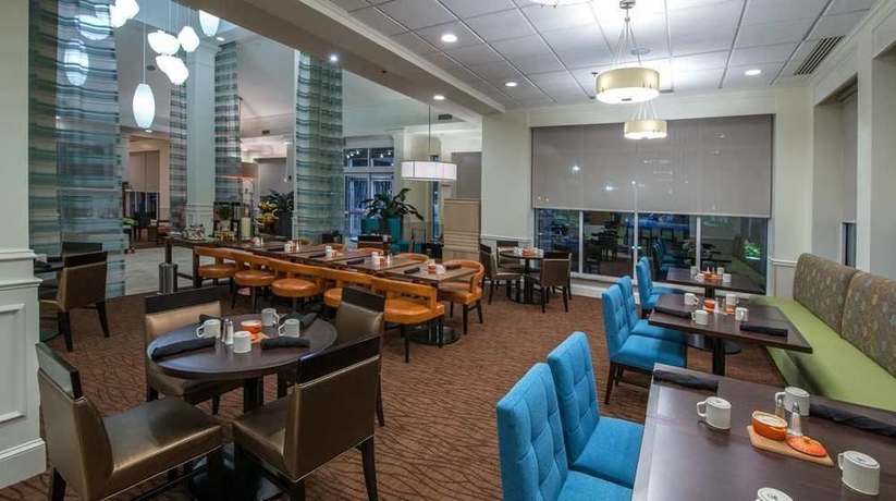 Imagen del bar/restaurante del Hotel Hilton Garden Inn Savannah Airport. Foto 3